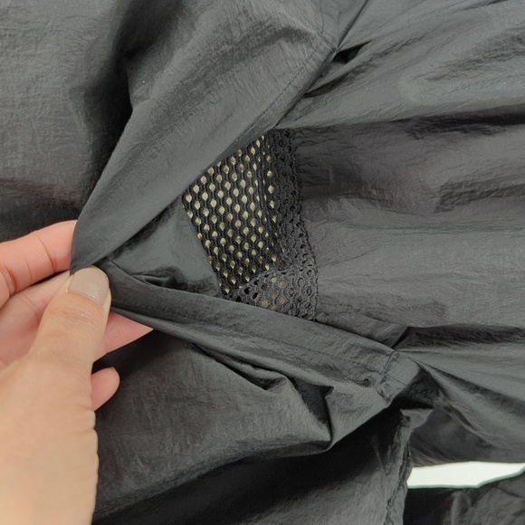 Lululemon Hooded Windbreaker Jacket Black 4 athletic outdoors sporty gym workout - Picture 6 of 10